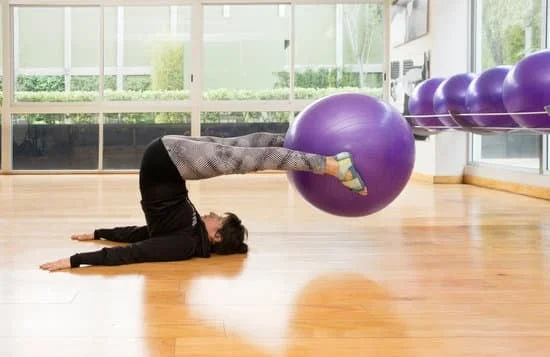 Riduci il dolore causato dalla sacroileite con Pilates, un efficace metodo di rafforzamento e allungamento per la zona sacroiliaca