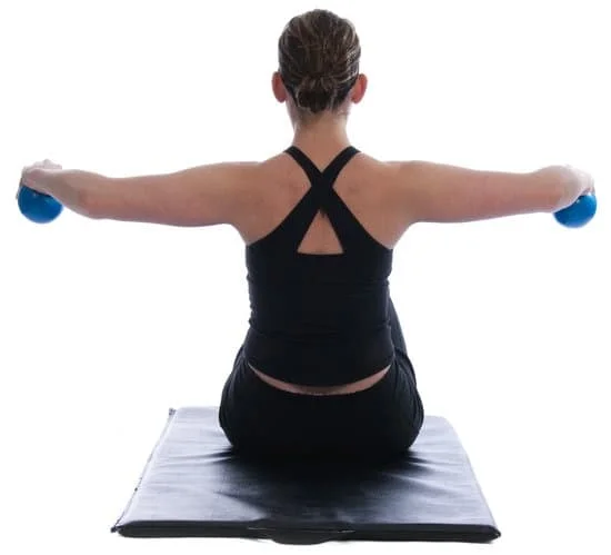 Scopri come il pilates può essere un'opzione sicura ed efficace per chi soffre di ernia del disco lombare