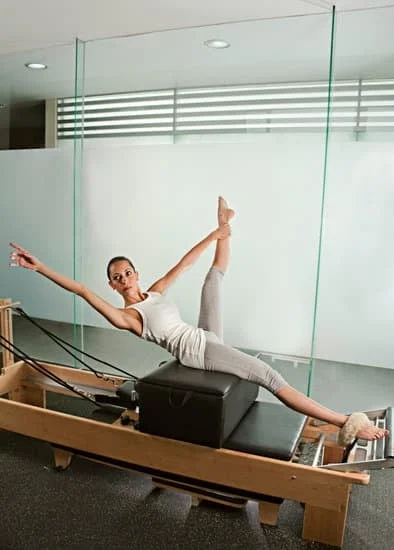 Mantieni le braccia lunghe e vicine al corpo durante le lezioni di Pilates per massimizzare l'efficacia degli esercizi