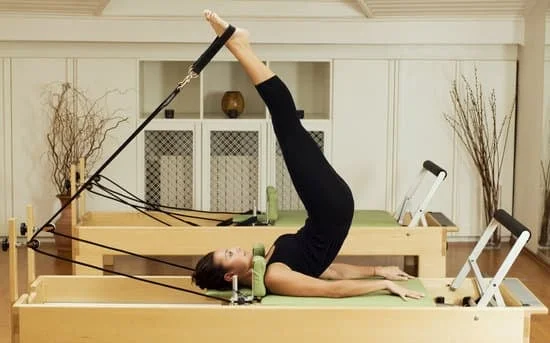 Scopri quali esercizi si fanno a Pilates per migliorare la tua flessibilità e stabilità corporea