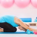 Scopri cosa portare quando si fa Pilates: tappetino antiscivolo, abbigliamento comodo e una bottiglia d'acqua