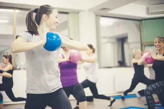 Scopri i benefici di Postural-Pilates per migliorare la postura, la flessibilità e la forza muscolare