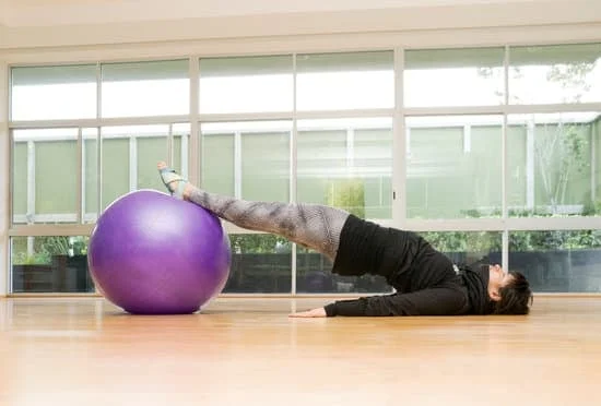 Scopri l'importanza e i benefici del Pilates Matwork, una forma di esercizio che migliora la forza e la flessibilità