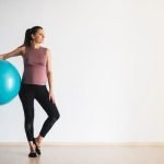 Scopri come sfruttare al meglio la palla oblunga per ottenere risultati efficaci nel tuo allenamento di Pilates