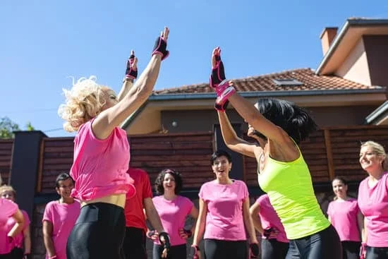 Scopri come si svolge il Pilates: segui un istruttore qualificato per imparare i fondamenti e beneficiare di una migliore salute e flessibilità