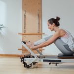 Indossa abbigliamento comodo e traspirante per le tue lezioni di pilates e sperimenta il massimo comfort e libertà di movimento