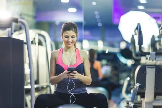 Scopri chi ha creato il Pilates e come questo innovativo metodo di allenamento può migliorare il tuo benessere