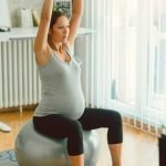 Scopri come utilizzare i fermi a parete per fissare saldamente il pallone di pilates al muro