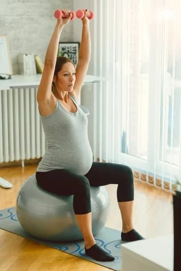 Scopri come utilizzare i fermi a parete per fissare saldamente il pallone di pilates al muro