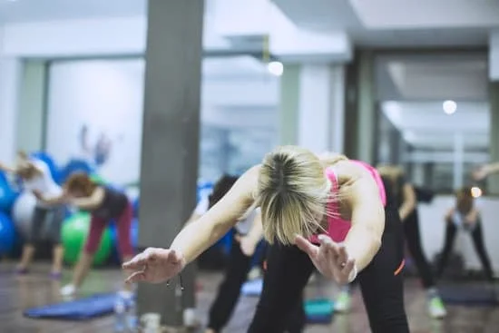 Scopri quale tra yoga e pilates è la scelta migliore per alleviare i disturbi cervicali, ottimizzando il benessere