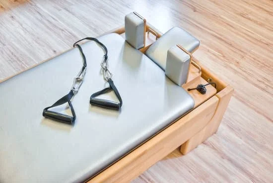 Scopri i molti benefici del Pilates e come può migliorare la tua forza, flessibilità e postura