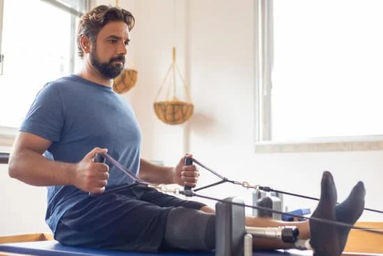 Diventa un'istruttrice Pilates qualificata seguendo corsi certificati e acquisendo esperienza pratica nel campo del fitness