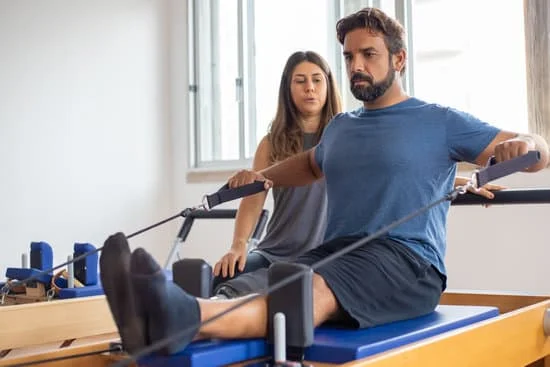 Scopri cosa si fa in Pilates: un allenamento completo per rafforzare, allungare e migliorare la postura