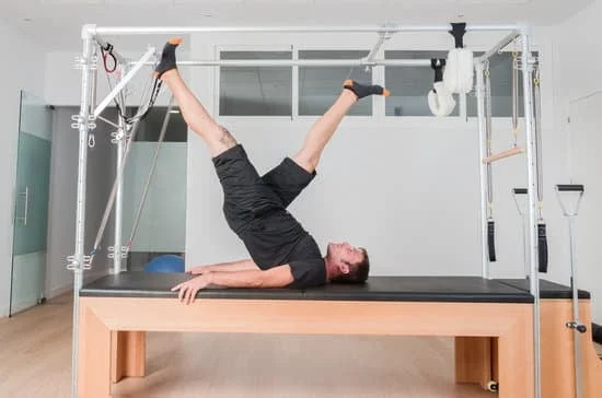 Scegliere tra yoga e pilates per l'ernia cervicale: consulta un esperto per individuare il metodo adatto a te