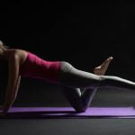 Prima di iniziare una sessione di Pilates, è fondamentale eseguire un adeguato riscaldamento per preparare il corpo all'attività fisica