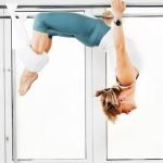 Esplora gli esercizi di Pilates con la fascia elastica per migliorare la flessibilità e la resistenza muscolare