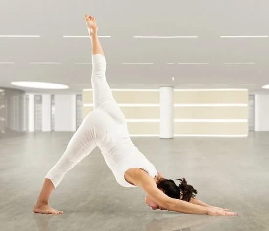 Pilates: un'opzione sicura e efficace per chi ha protrusione discale. Scopri i benefici del Pilates nel trattamento di questa condizione!