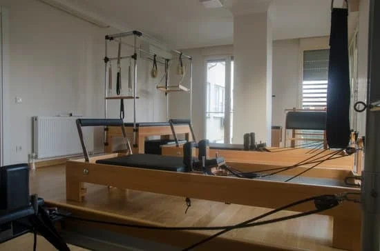 Scopri i benefici dell'attività fisica globale moderata, come il Pilates, per migliorare il benessere e la forma fisica complessiva