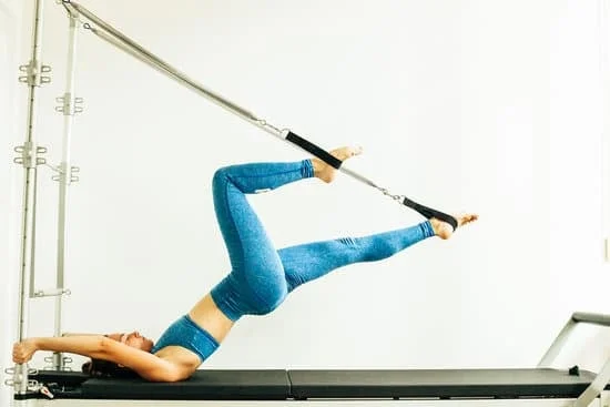 Cosa è Pilates Aero: un metodo di allenamento che fonde gli esercizi del Pilates con l'uso di un'apparecchio sospeso