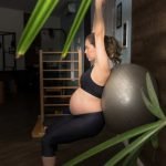 Cosa mettere nello zaino per lezione di Pilates: tappetino, abbigliamento comodo e asciugamano per una pratica confortevole e igienica