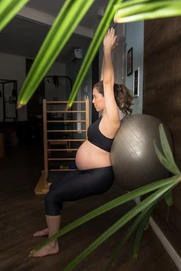 Cosa mettere nello zaino per lezione di Pilates: tappetino, abbigliamento comodo e asciugamano per una pratica confortevole e igienica