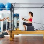 Pilates Pump è una variante più intensa del Pilates che incorpora l'uso di pesi per migliorare la resistenza muscolare