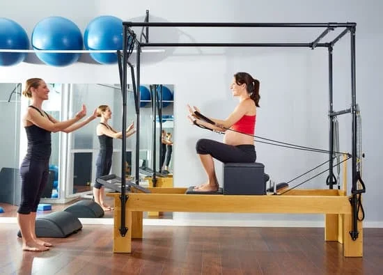 Pilates Pump è una variante più intensa del Pilates che incorpora l'uso di pesi per migliorare la resistenza muscolare