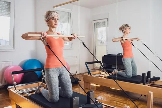 Scopri quali esercizi si effettuano nel Pilates e quali benefici apportano al tuo corpo e alla tua mente