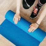 Il Pilates è consigliato a chiunque desideri migliorare la postura, aumentare la flessibilità e rafforzare il core