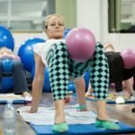 Svela le distinzioni tra yoga e pilates, scoprendo le diverse discipline che lavorano sulla mente e sul corpo