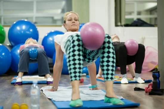 Svela le distinzioni tra yoga e pilates, scoprendo le diverse discipline che lavorano sulla mente e sul corpo