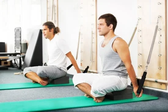 Suggerimenti per il corretto respiro nel Pilates: concentra l'attenzione sull'inspirazione ed espirazione profonde durante ogni movimento