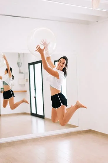 Scopri come il Pilates può essere un'opzione sicura ed efficace per chi soffre di ernia allo stomaco