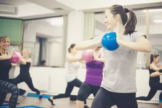 Scopri le diverse posizioni e gli esercizi che si praticano a Pilates in palestra per migliorare il tuo benessere fisico