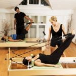 Pilates Al Muro Addominali Rafforza i muscoli addominali e migliora il tuo equilibrio con l'esercizio di pilates al muro per addominali