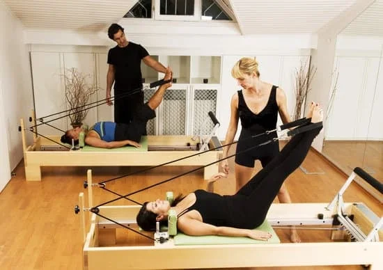 Rafforza i muscoli addominali e migliora il tuo equilibrio con l'esercizio di pilates al muro per addominali