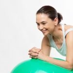 Migliora la tua forza e flessibilità con le lezioni di pilates online comodamente da casa tua