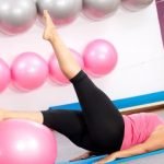 Il Pilates tonifica e scolpisce il corpo in modo efficace, rendendoti più forte e flessibile grazie ad esercizi mirati