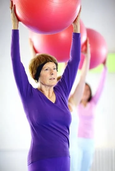 Scopri come eseguire correttamente esercizi di Pilates al muro per principianti e ottenere risultati efficaci