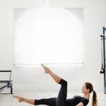 Allenamento Pilates Al Muro Fai un allenamento completo di Pilates al muro per migliorare forza e flessibilità in modo efficace ed equilibrato