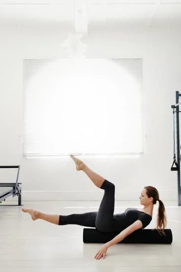 Fai un allenamento completo di Pilates al muro per migliorare forza e flessibilità in modo efficace ed equilibrato