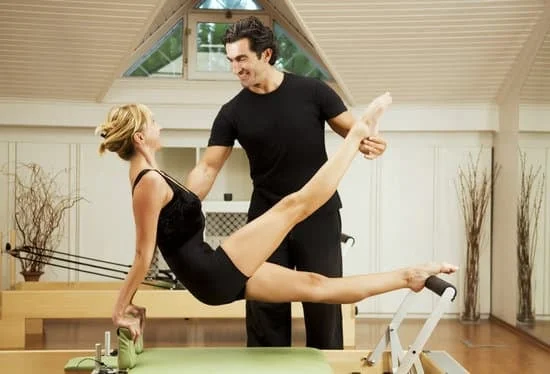 Scopri i migliori esercizi Pilates per principianti e inizia a tonificare il tuo corpo in modo efficace