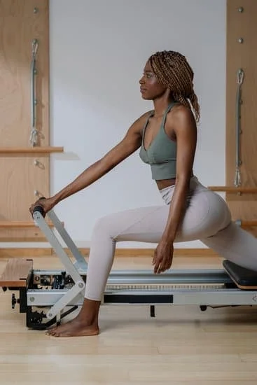 Prenota una consulenza con un professionista per scoprire le possibili controindicazioni del Pilates e come prevenirle