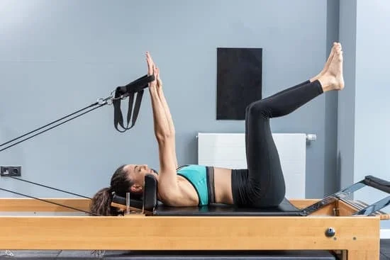 Scopri come l'immagine Pilates può migliorare la tua postura e forza corporea in modo efficace ed equilibrato