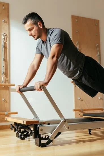 Trova le migliori lezioni Pilates per scoprire i benefici del fitness centrato sulla postura e la forza muscolare