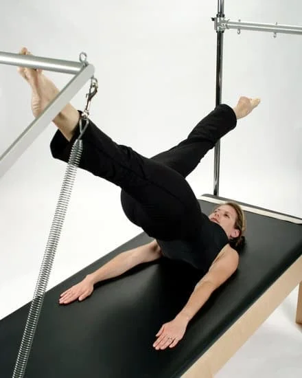 Cinque esercizi a muro Pilates per potenziare i muscoli addominali e migliorare la postura