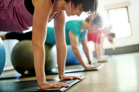 Scarica il nostro completo e dettagliato PDF con esercizi di Pilates per un allenamento efficace a casa!