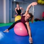 Scopri se il Pilates o lo Yoga richiede maggior fatica confrontando i benefici specifici di entrambe le discipline