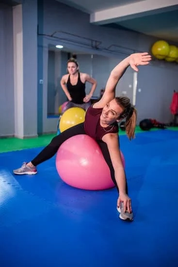 Scopri se il Pilates o lo Yoga richiede maggior fatica confrontando i benefici specifici di entrambe le discipline