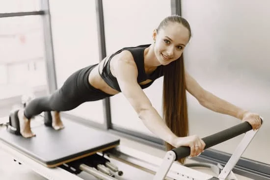 Partecipa ad una stimolante lezione di Pilates, che ti aiuterà a migliorare la tua forza, flessibilità e postura